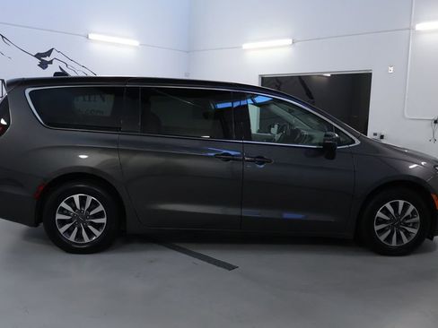 Used 2023 Chrysler Pacifica Touring-L image 8