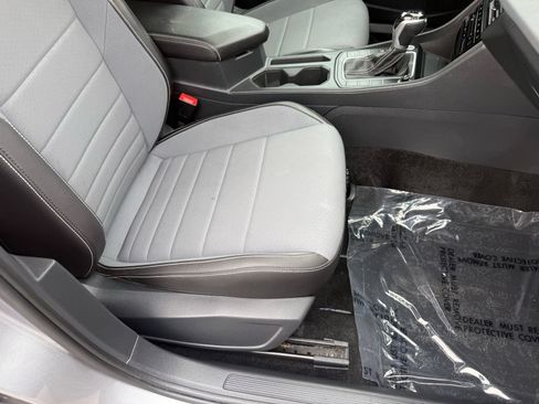 Used 2025 Volkswagen Jetta SE FWD image 32