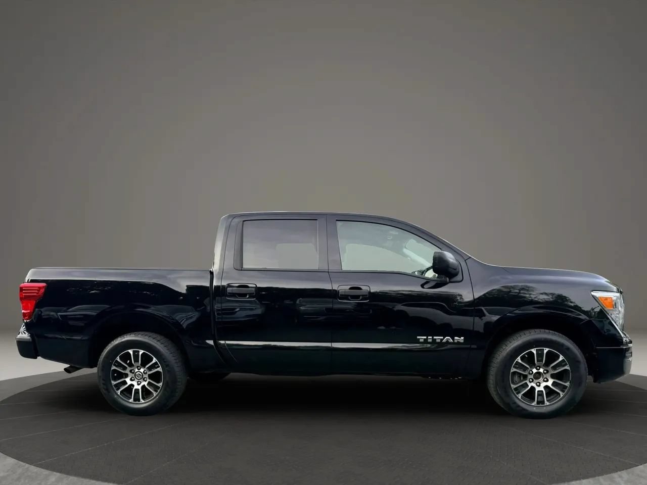 Used 2022 Nissan Titan SV AWD/4WD image 4