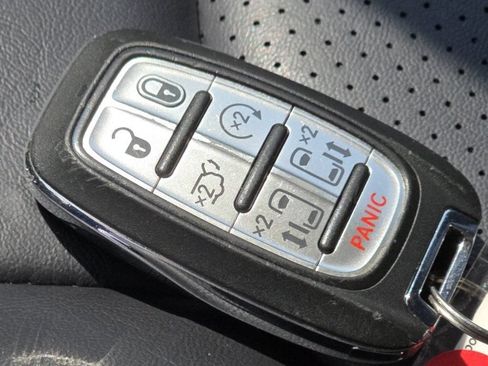 Used 2023 Chrysler Pacifica Touring-L FWD image 33