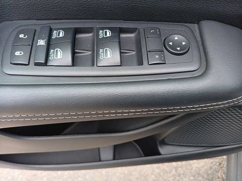 Used 2025 Chrysler Pacifica Select FWD image 11