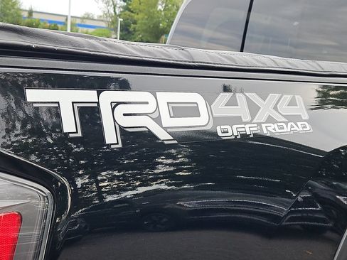 Used 2020 Toyota Tacoma TRD Off-Road w/ Technology Package AWD/4WD image 12