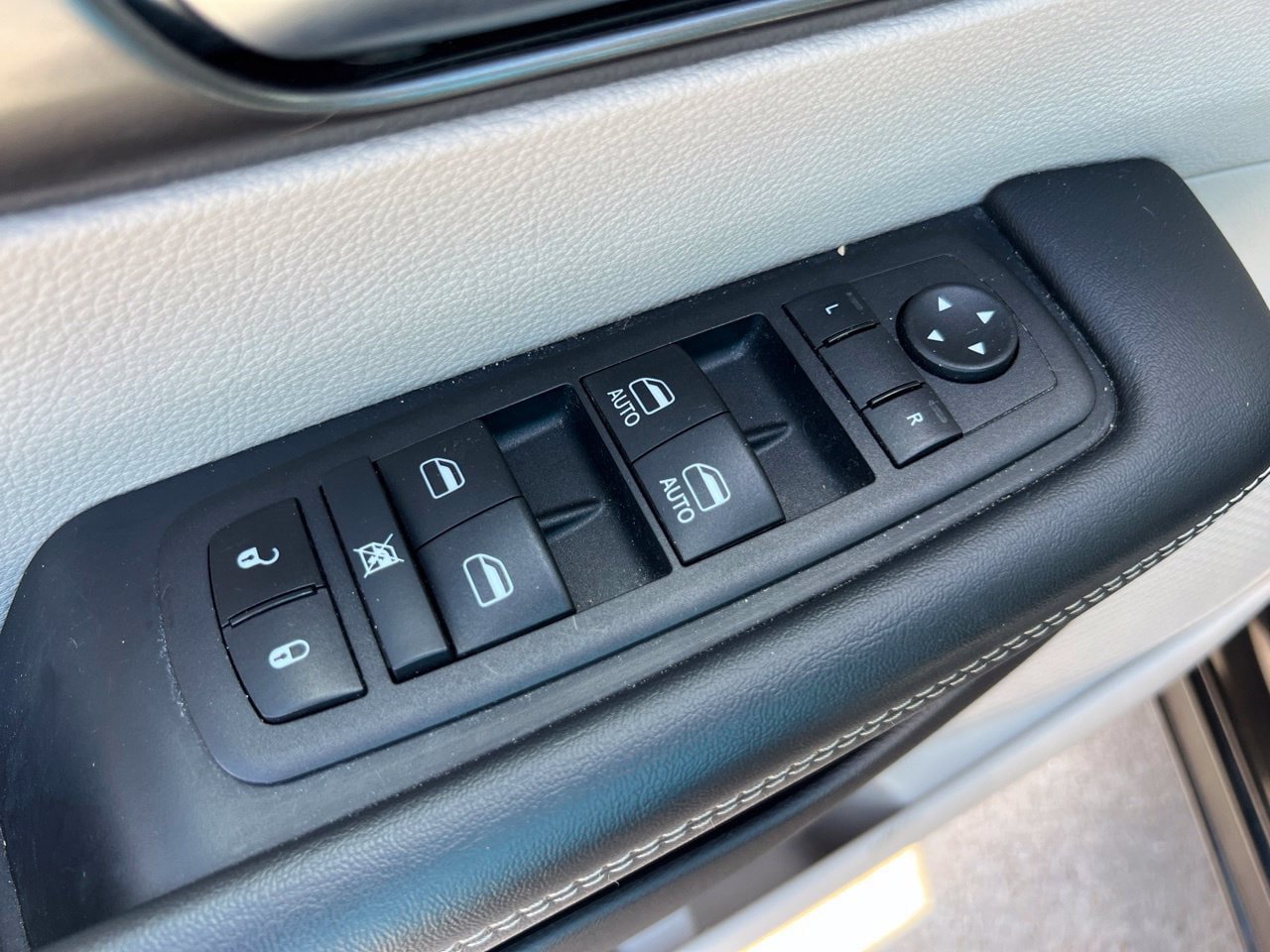Used 2023 Chrysler Pacifica Touring-L FWD image 12