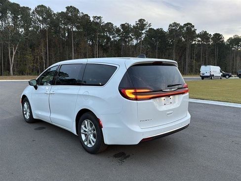 New 2026 Chrysler Pacifica Select image 7