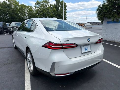 Used 2024 BMW 530i xDrive AWD/4WD image 3