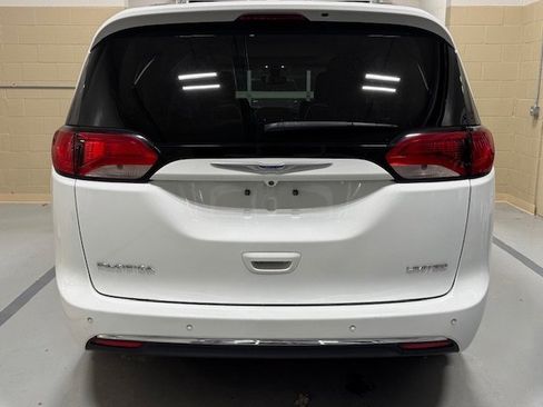 Used 2020 Chrysler Pacifica Limited image 12