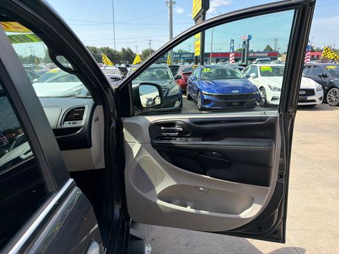 Used 2020 Dodge Grand Caravan SXT FWD image 24