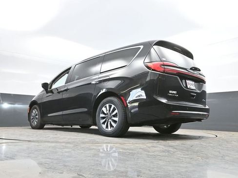 Used 2023 Chrysler Pacifica Touring-L FWD image 48