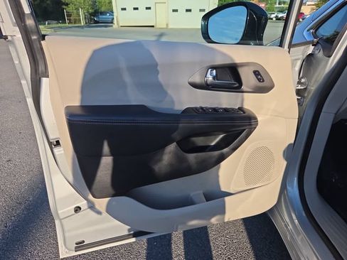 Used 2024 Chrysler Pacifica Touring-L FWD image 11