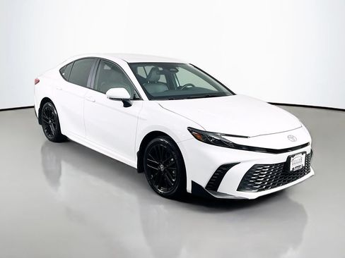 Used 2025 Toyota Camry SE AWD/4WD image 1