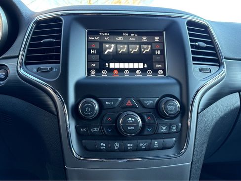 Used 2021 Jeep Grand Cherokee Laredo image 5