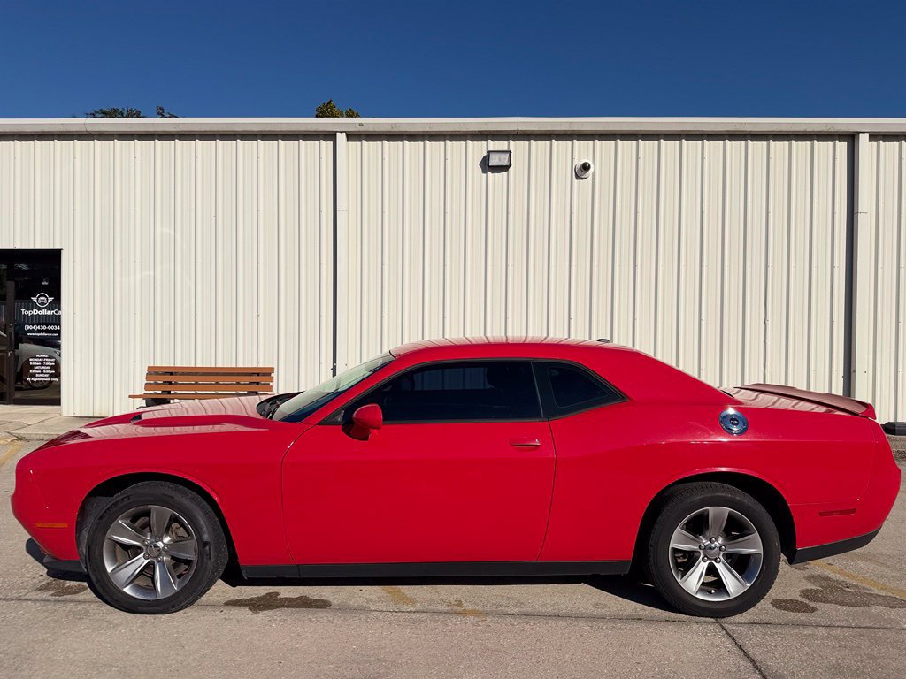 Used 2019 Dodge Challenger SXT RWD image 2