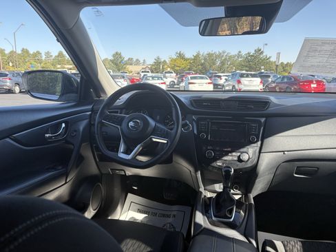 Used 2020 Nissan Rogue SV FWD image 14