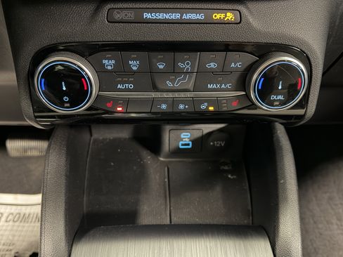 Used 2022 Ford Escape SE w/ SE Sport Appearance Package image 12