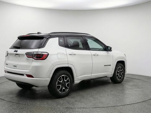 Used 2025 Jeep Compass Trailhawk AWD/4WD image 9