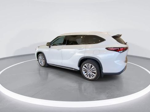 Used 2024 Toyota Highlander Platinum AWD/4WD image 6