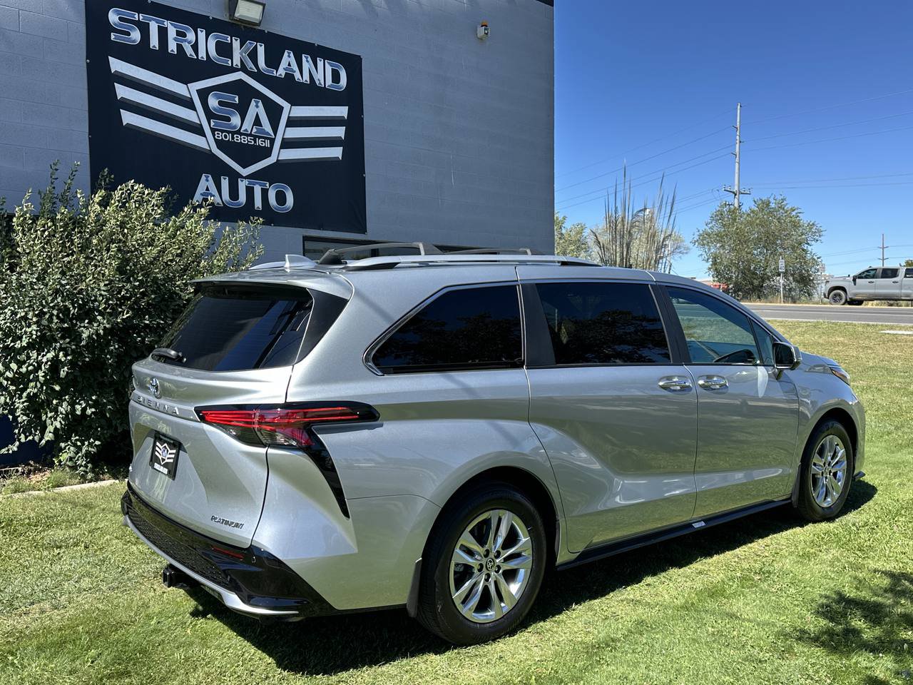 Used 2025 Toyota Sienna Platinum AWD/4WD image 7