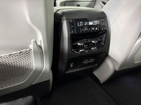 Used 2023 Jeep Grand Cherokee Overland w/ Luxury Tech Group IV AWD/4WD image 21