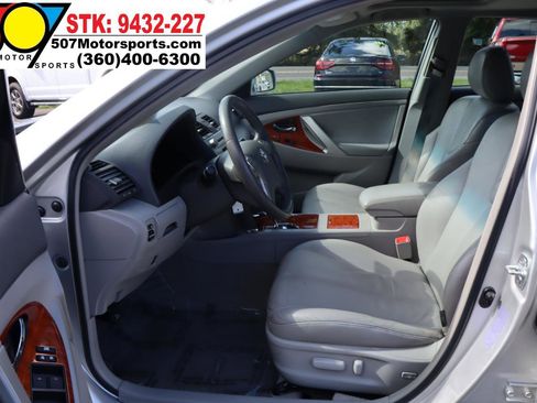 Used 2010 Toyota Camry SE FWD image 13