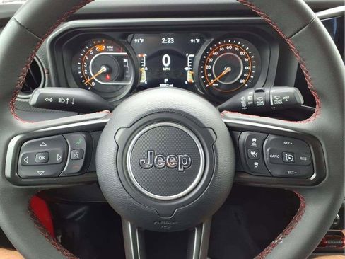 Used 2025 Jeep Wrangler Unlimited Rubicon AWD/4WD image 14