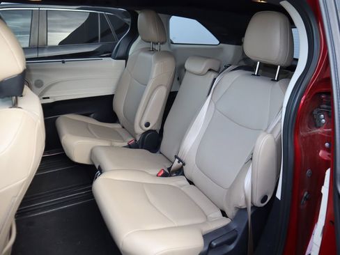 Used 2021 Toyota Sienna XLE image 10