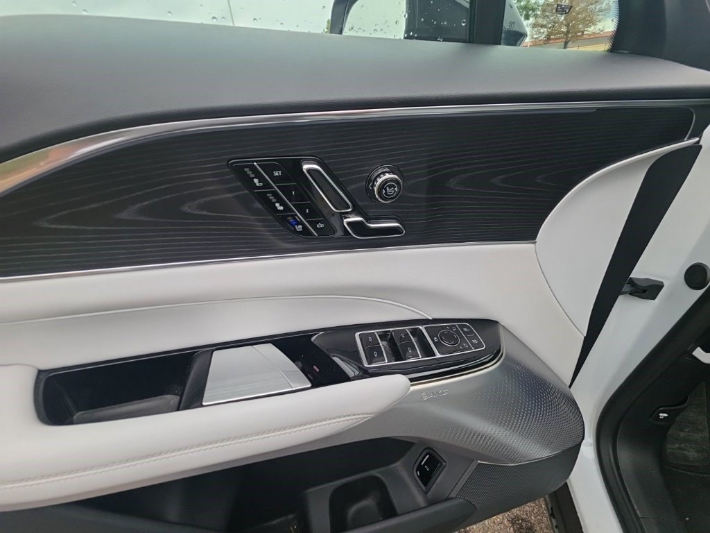 Used 2024 Cadillac Lyriq Luxury AWD/4WD image 30