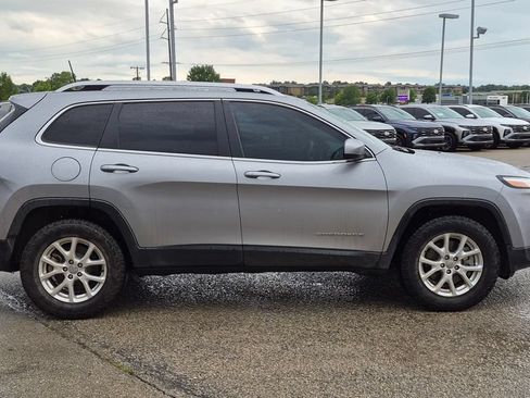 Used 2016 Jeep Cherokee Latitude AWD/4WD image 2
