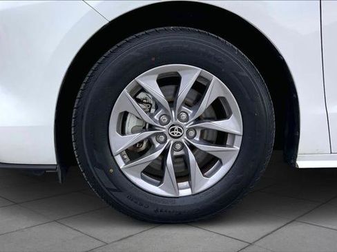 Certified 2024 Toyota Sienna LE image 11