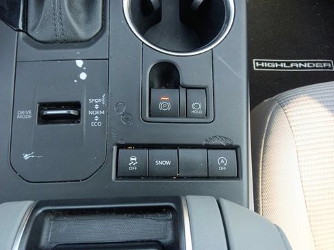 Used 2021 Toyota Highlander L FWD image 29