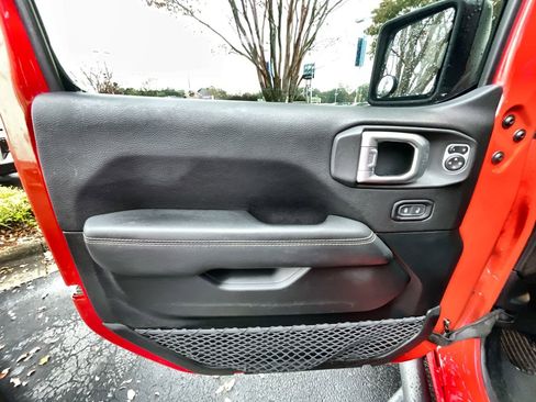 Used 2020 Jeep Wrangler Unlimited Sahara image 22