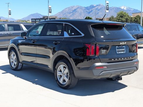 Used 2022 Kia Sorento LX AWD/4WD image 3