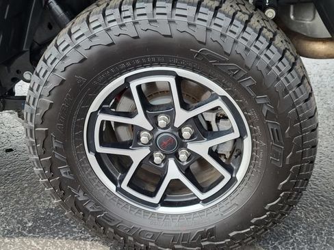 Used 2025 Jeep Gladiator Rubicon w/ Convenience Group AWD/4WD image 36