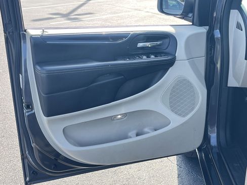 Used 2019 Dodge Grand Caravan SXT image 10