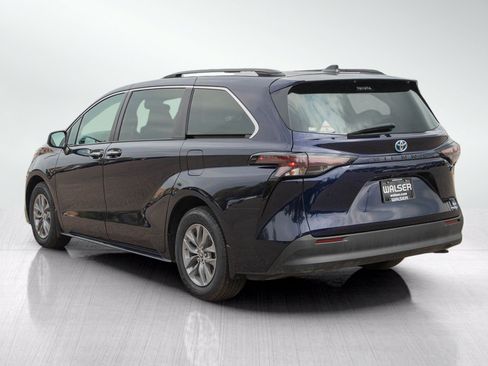 Used 2023 Toyota Sienna XLE FWD image 3