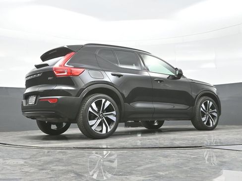 Used 2025 Volvo XC40 B5 Plus image 27