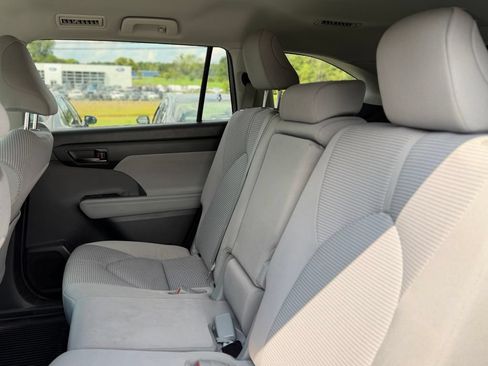 Used 2023 Toyota Highlander LE AWD/4WD image 6