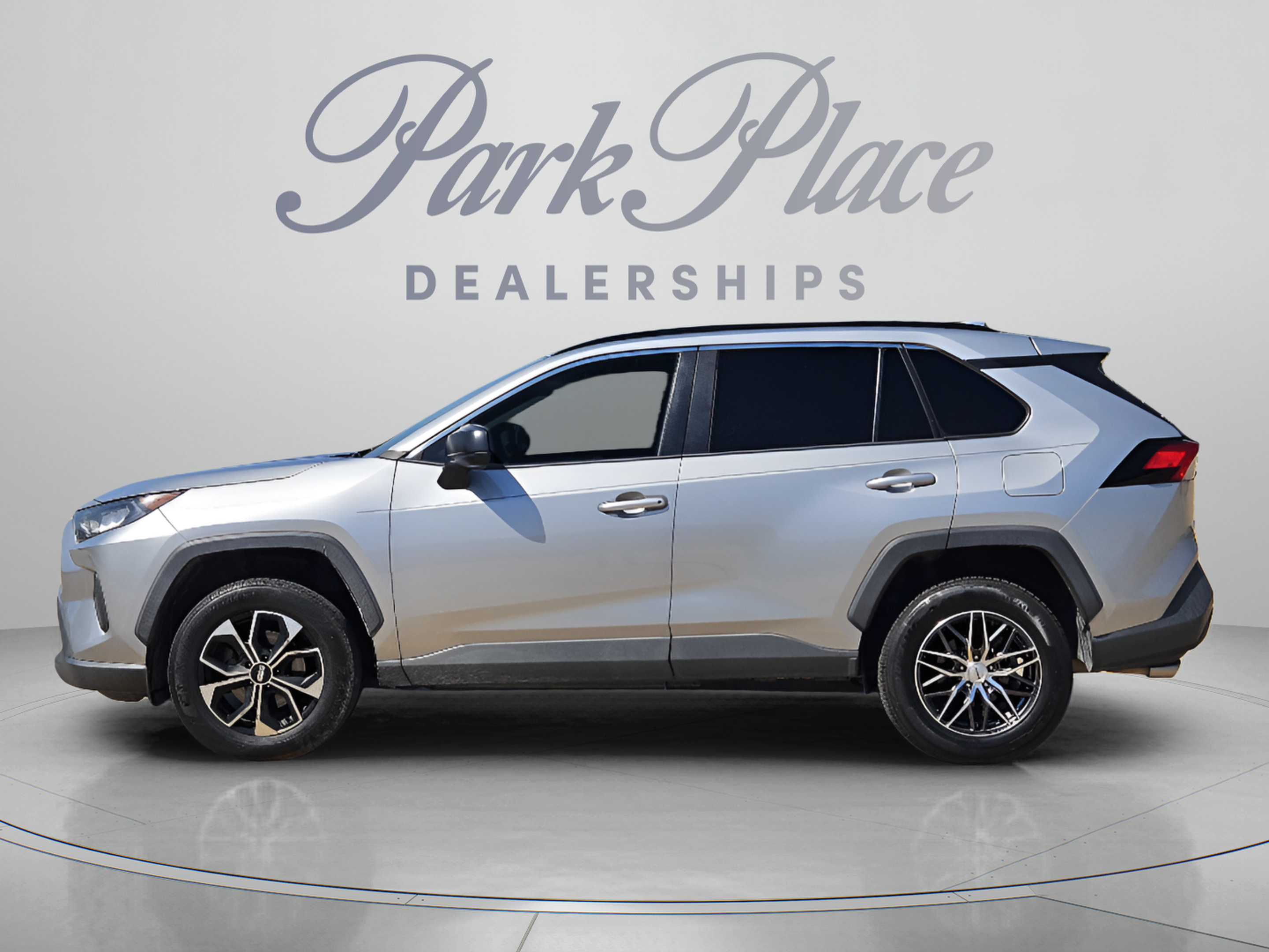 Used 2019 Toyota RAV4 LE FWD image 2