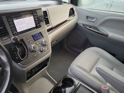 Used 2020 Toyota Sienna XLE image 16
