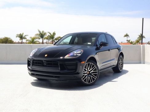 Certified 2025 Porsche Macan AWD/4WD image 1