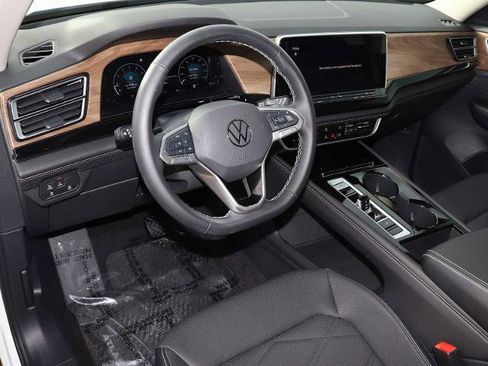 Used 2025 Volkswagen Atlas SE image 2