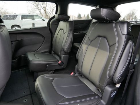 New 2026 Chrysler Pacifica Select image 10