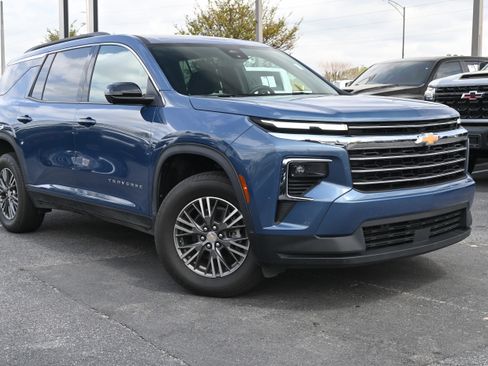 Used 2024 Chevrolet Traverse LT image 2