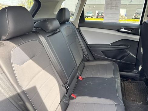 Used 2022 Volkswagen Taos SE image 12