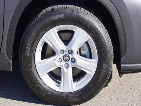 Used 2024 Toyota Highlander LE image 5