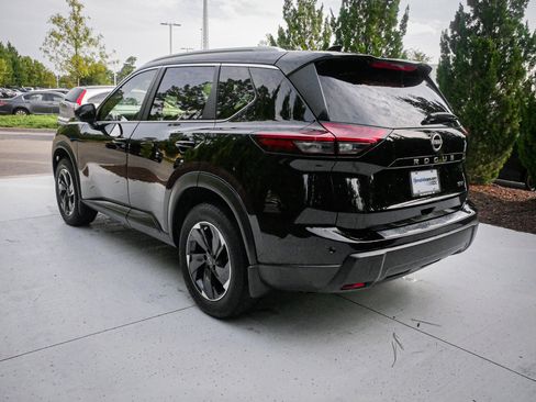Used 2024 Nissan Rogue SV w/ SV Premium Package FWD image 9