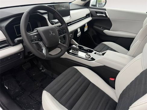 New 2026 Mitsubishi Outlander SE image 16