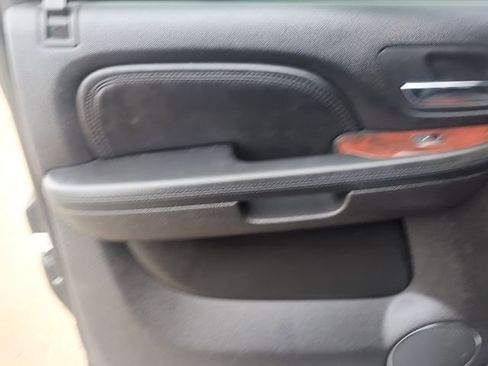 Used 2007 Cadillac Escalade ESV AWD w/ Information Package image 45