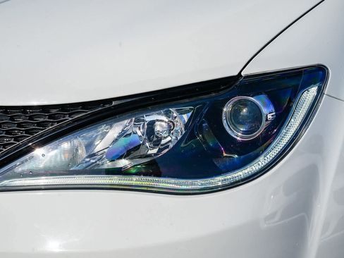 Used 2020 Chrysler Pacifica Limited w/ Advanced Safetytec Group image 8