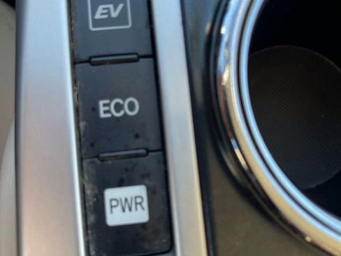 Used 2014 Toyota Prius V Five image 22