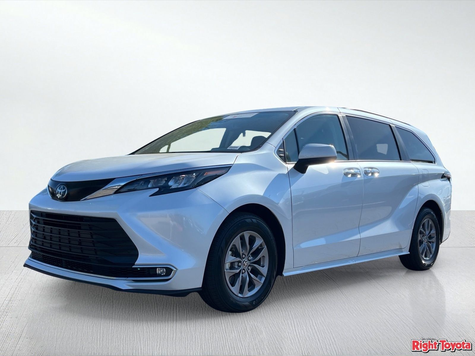 Certified 2024 Toyota Sienna XLE FWD image 2